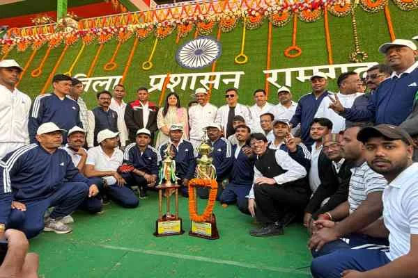 Ramgarh: Friendly cricket match organized between district administration and media representatives