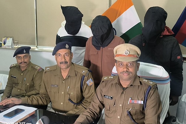 नकली नोटों का कारोबार करने वाले तीन लोगों को पुलिस ने गिरफ्तार