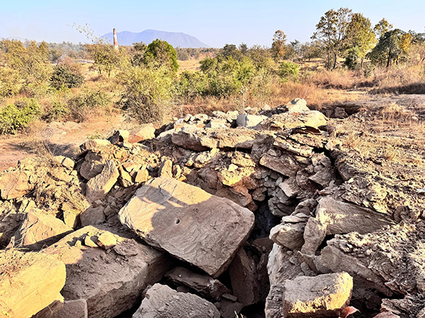 ब्लास्टिंग कर 143 अवैध मुहानों, 11 सुरंगों को किया गया बंद ।